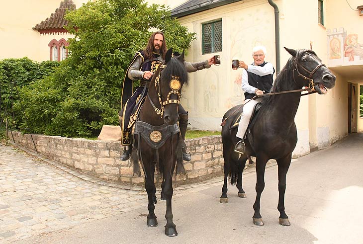 Der schwarze Ritter von Kaltenberg Ludovic Gorteva und Prinz Luitpold von Bayern prosteten sich zu (©Foto: Ingrid Grossmann)
